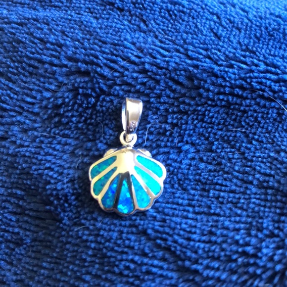 925 Sterling Silver Pendant with Lab Opal Seashell - Picture 2 of 3